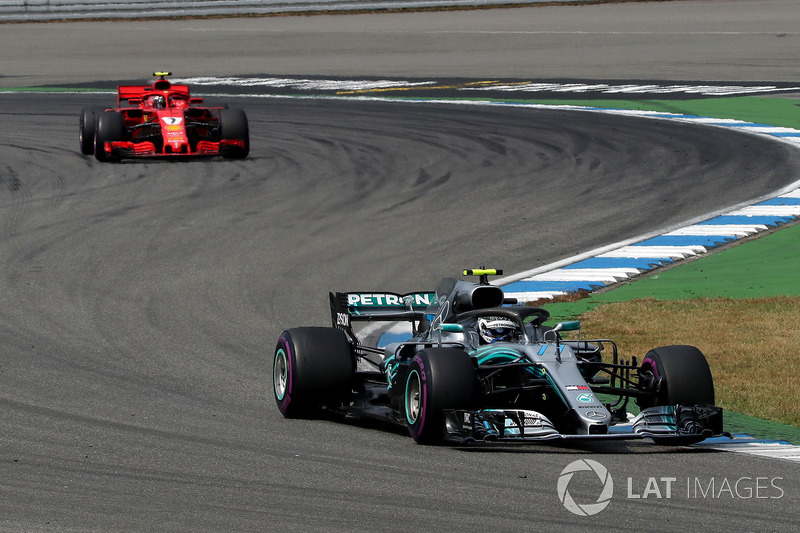 Valtteri Bottas, Mercedes-AMG F1 W09 e Kimi Raikkonen, Ferrari SF71H