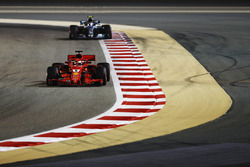Sebastian Vettel, Ferrari SF71H, voor Valtteri Bottas, Mercedes AMG F1 W09