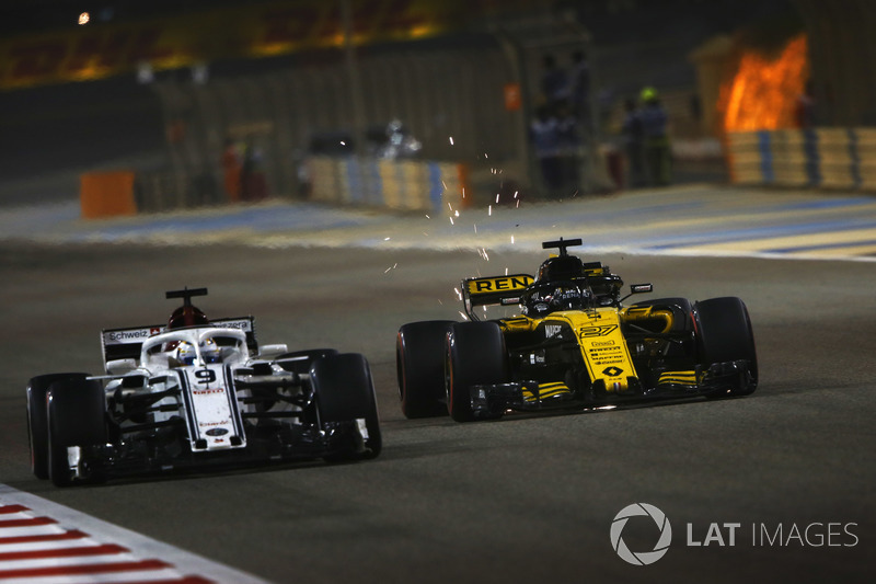 Marcus Ericsson, Sauber C37 Ferrari, en lutte avec Nico Hulkenberg, Renault Sport F1 Team R.S. 18