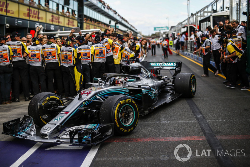 Lewis Hamilton, Mercedes-AMG F1 W09 EQ Power+ en el parque cerrado