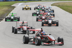 Richard Verschoor aan de leiding in race 1