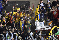 Il vincitore della gara Kyle Busch, Joe Gibbs Racing