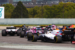 Kevin Magnussen, Haas F1 Team VF-18 Ferrari, Esteban Ocon, Force India VJM11 Mercedes, et Sergey Sirotkin, Williams FW41 Mercedes, dans le peloton au départ