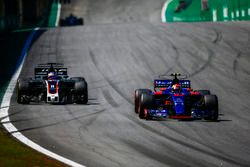 Pierre Gasly, Scuderia Toro Rosso STR12, passes Romain Grosjean, Haas F1 Team VF-17