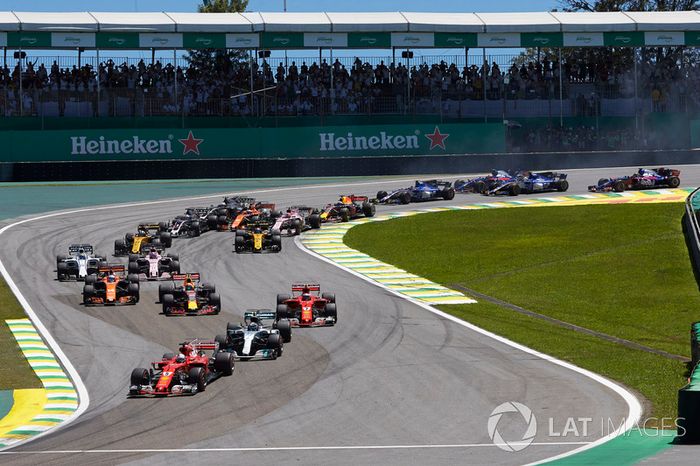 Sebastian Vettel, Ferrari SF70H, Valtteri Bottas, Mercedes AMG F1 W08, Kimi Raikkonen, Ferrari SF70H, Max Verstappen, Red Bull Racing RB13, Fernando Alonso, McLaren MCL32, y el resto de la parrilla en la salida