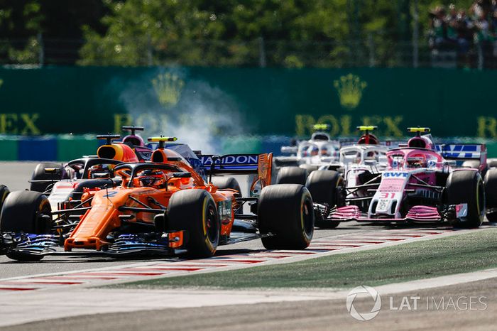 Stoffel Vandoorne, McLaren MCL33,  Daniel Ricciardo, Red Bull Racing RB14, Sergio Perez, Force India VJM11, Esteban Ocon, Force India VJM11, Charles Leclerc, Sauber C37 y el resto de los coches