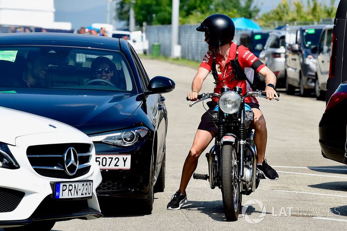 Sebastian Vettel, Ferrari en su moto Triumph