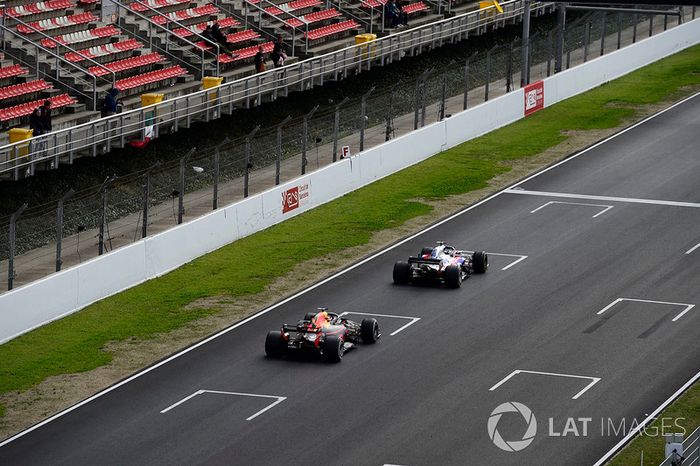 Pierre Gasly, Scuderia Toro Rosso STR13 y Max Verstappen, Red Bull Racing RB14
