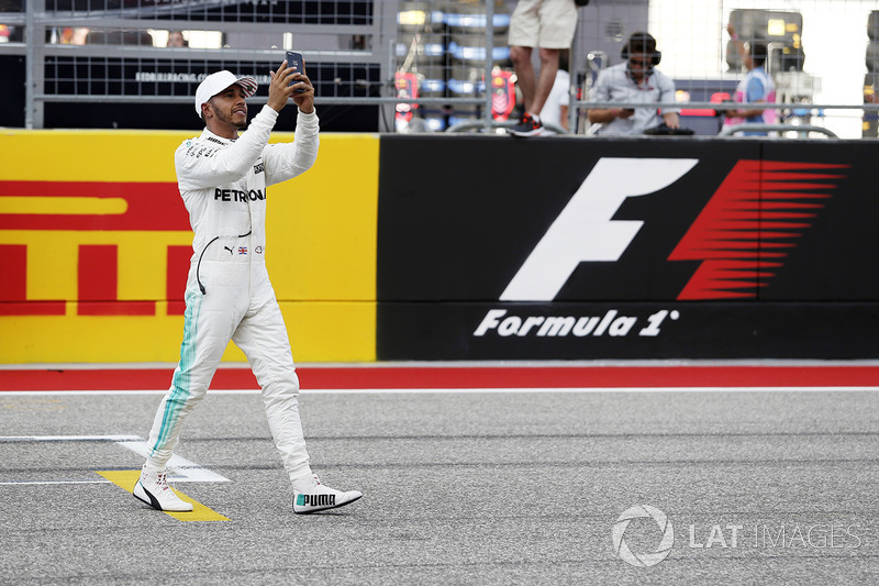 Il poleman Lewis Hamilton, Mercedes AMG F1 festeggia nel parco chiuso