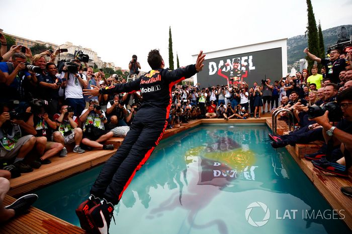 Daniel Ricciardo, Red Bull Racing, se zambulle en la piscina de la estación Red Bull Energy