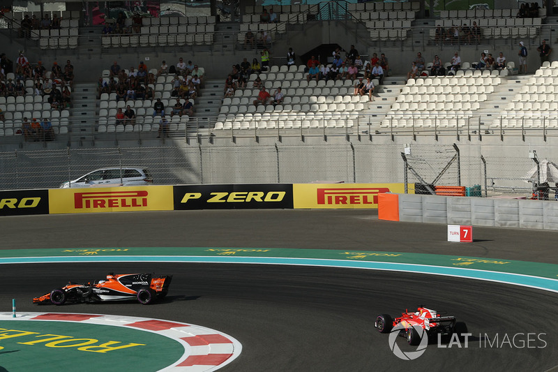 Fernando Alonso, McLaren MCL32 Y Sebastian Vettel, Ferrari SF70H