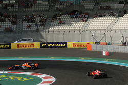 Fernando Alonso, McLaren MCL32 et Sebastian Vettel, Ferrari SF70H