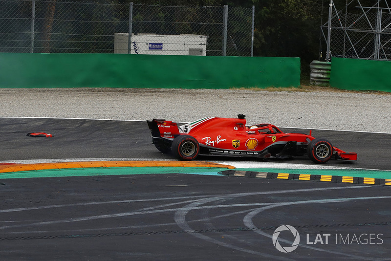 Sebatian Vettel, Ferrari SF71H, setelah kontak dengan Lewis Hamilton, Mercedes AMG F1 W09