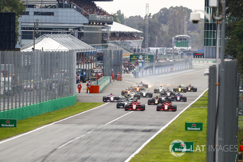 Inicio de la carrera con Kimi Raikkonen, Ferrari SF71H, líder Sebastian Vettel, Ferrari SF71H y Lewis Hamilton, Mercedes AMG F1 W09