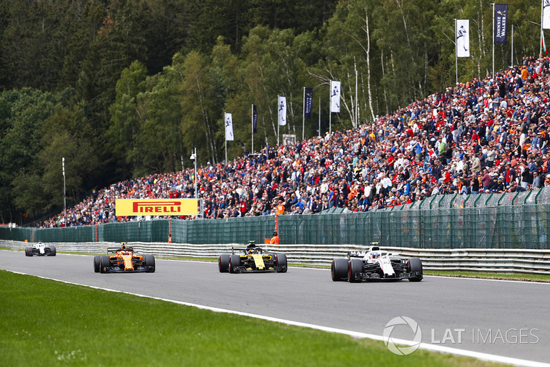 Sergey Sirotkin, Williams FW41, leads Carlos Sainz Jr., Renault Sport F1 Team R.S. 18, and Stoffel Vandoorne, McLaren MCL33