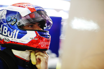 Pierre Gasly, Scuderia Toro Rosso, in de pitbox
