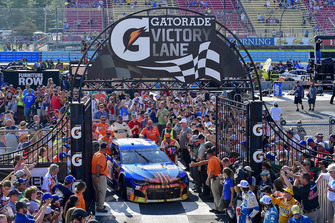 Chase Elliott, Hendrick Motorsports, Chevrolet Camaro SunEnergy1 celebrates in victory lane