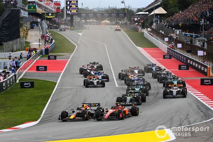 Max Verstappen, Red Bull Racing RB19, Carlos Sainz, Ferrari SF-23, Lewis Hamilton, Mercedes F1 W14, Lance Stroll, Aston Martin AMR23, Lando Norris, McLaren MCL60, el resto de la parrilla en la salida.