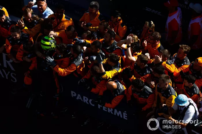 Lando Norris, McLaren, 2ª posición, celebra con su equipo su llegada a Parc Ferme