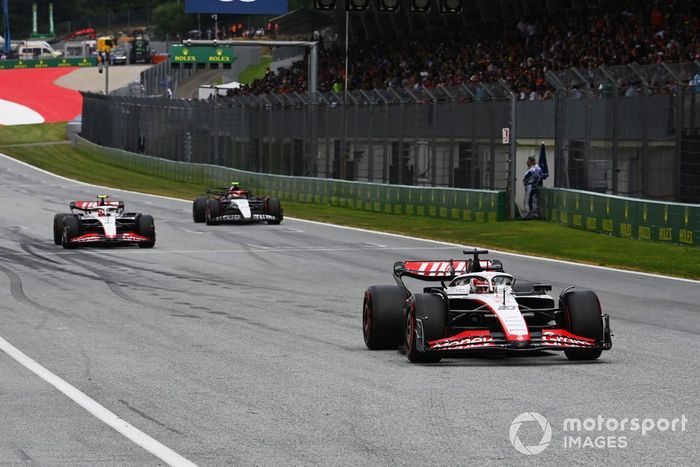 Kevin Magnussen, Haas VF-23, Nico Hulkenberg, Haas VF-23, Yuki Tsunoda, AlphaTauri AT04