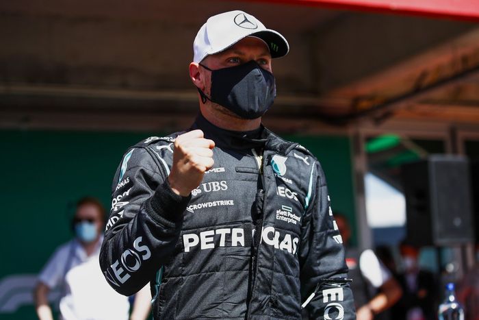 Ganador de la pole Valtteri Bottas, Mercedes, celebra