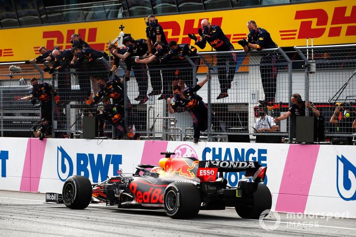 Max Verstappen, Red Bull Racing RB16B, cruza la línea de meta para ganar la carrera