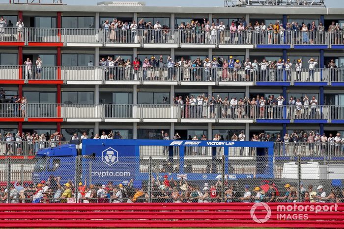 Primer lugar de la carrera Sprint Max Verstappen, Red Bull Racing, segundo lugar Lewis Hamilton, Mercedes y el tercer lugar Valtteri Bottas, Mercedes, recorren el circuito en el camión de la vuelta de la victoria tras la clasificación Sprint
