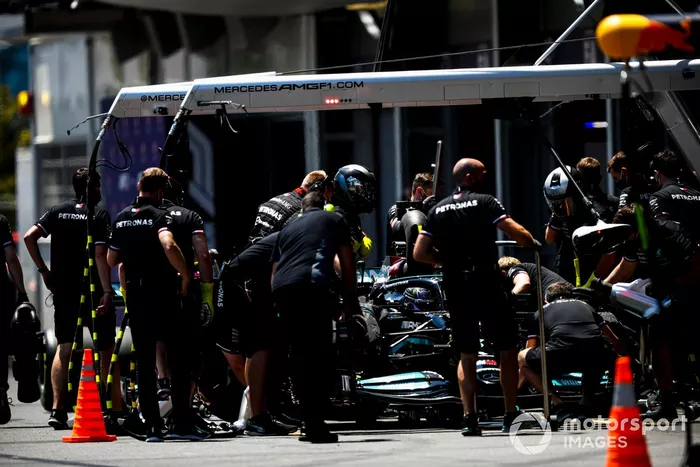Lewis Hamilton, Mercedes W12, durante una prova di pitstop