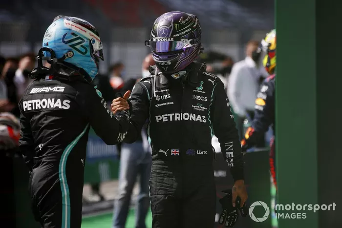 Tercer lugar Valtteri Bottas, Mercedes, felicita al ganador  Lewis Hamilton, Mercedes, en Parc Ferme