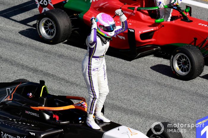 Ganadora Alice Powell celebran en Parc Ferme