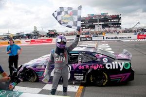 Race winner Alex Bowman, Hendrick Motorsports, Chevrolet Camaro