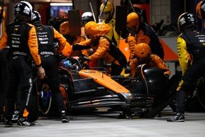 Oscar Piastri, McLaren MCL38, hace una parada en boxes