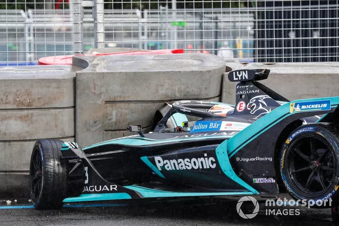 Alex Lynn, Panasonic Jaguar Racing, Jaguar I-Type 3, viene centrato da Edoardo Mortara Venturi Formula E, Venturi VFE05, dopo aver colpito una barriera