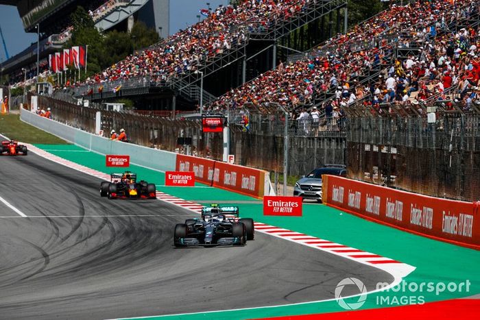 Valtteri Bottas, Mercedes AMG W10, Max Verstappen, Red Bull Racing RB15