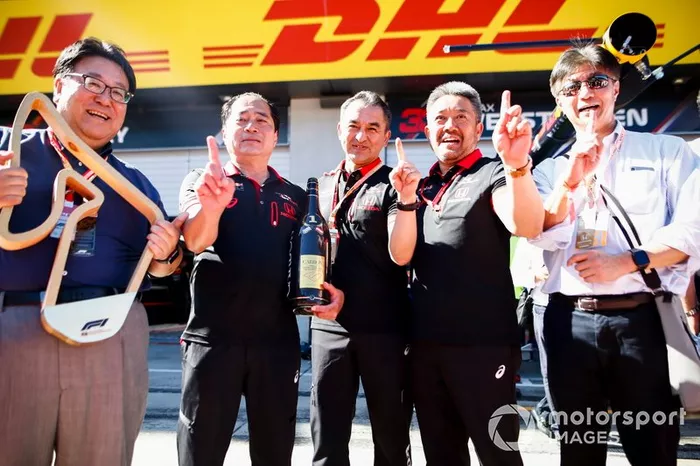 Toyoharu Tanabe, Director Técnico de F1, Honda y Masashi Yamamoto, Director General de Honda Motorsport celebran con el trofeo y el champán
