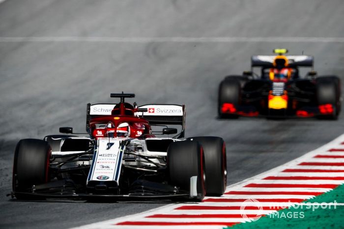 Kimi Raikkonen, Alfa Romeo Racing C38, Pierre Gasly, Red Bull Racing RB15