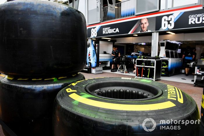Neumáticos Pirelli frence al box de Williams Racing