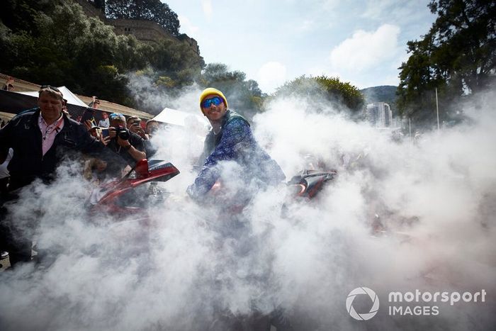 Lewis Hamilton, Mercedes AMG F1 llega en moto al paddock