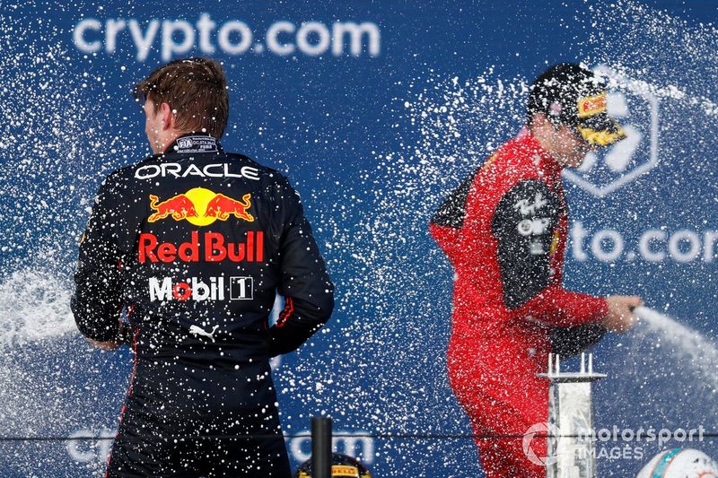 Max Verstappen, Red Bull Racing, 1ª posición, Charles Leclerc, Ferrari, 2ª posición, rocían de champagne el podio