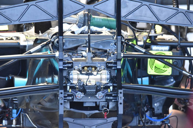 Detalle de suspensión Mercedes AMG F1 W10