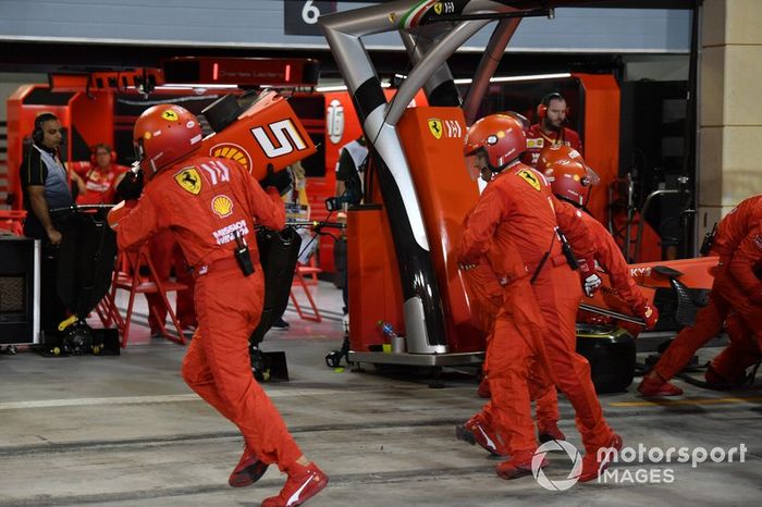 Sebastian Vettel, Ferrari SF90, hace una parada en boxes para sustituir su alerón delantero
