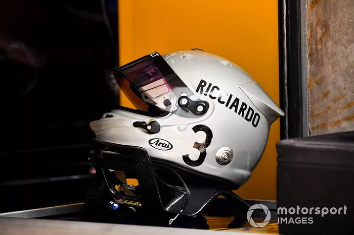 Casco de Daniel Ricciardo, Renault F1 Team, para el GP de China