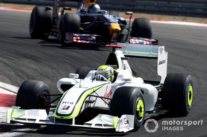 Jenson Button, Brawn Grand Prix BGP 001 lidera a Sebastian Vettel, Red Bull Racing RB5