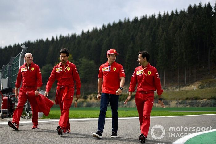 Jock Clear, ingeniero de carrera de Ferrari, y Charles Leclerc, Ferrari 