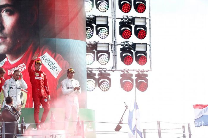 Podio: segundo lugar Valtteri Bottas, Mercedes AMG F1, el ganador de la carrera Charles Leclerc, Ferrari y el tercer lugar Hamilton, Mercedes AMG F1