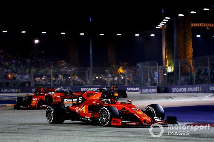 Sebastian Vettel, Ferrari SF90, precede Charles Leclerc, Ferrari SF90