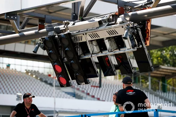 Reparación de las luces después de que un autobús se estrelló contra las luces