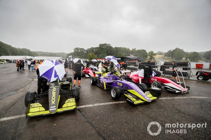 Coches y las pilotos bajo la lluvia antes de la FP1