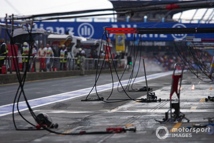 El pitlane de Nürburgring vacío, y mojado