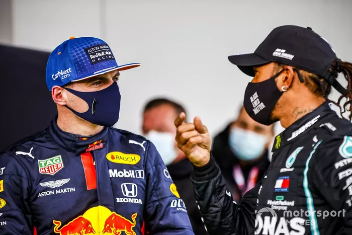 Max Verstappen, Red Bull Racing y el ganador de la carrera Lewis Hamilton, Mercedes-AMG F1 en Parc Ferme 